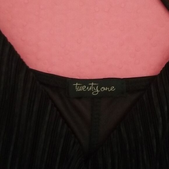 Twenty One Top  - Picture 6 of 6
